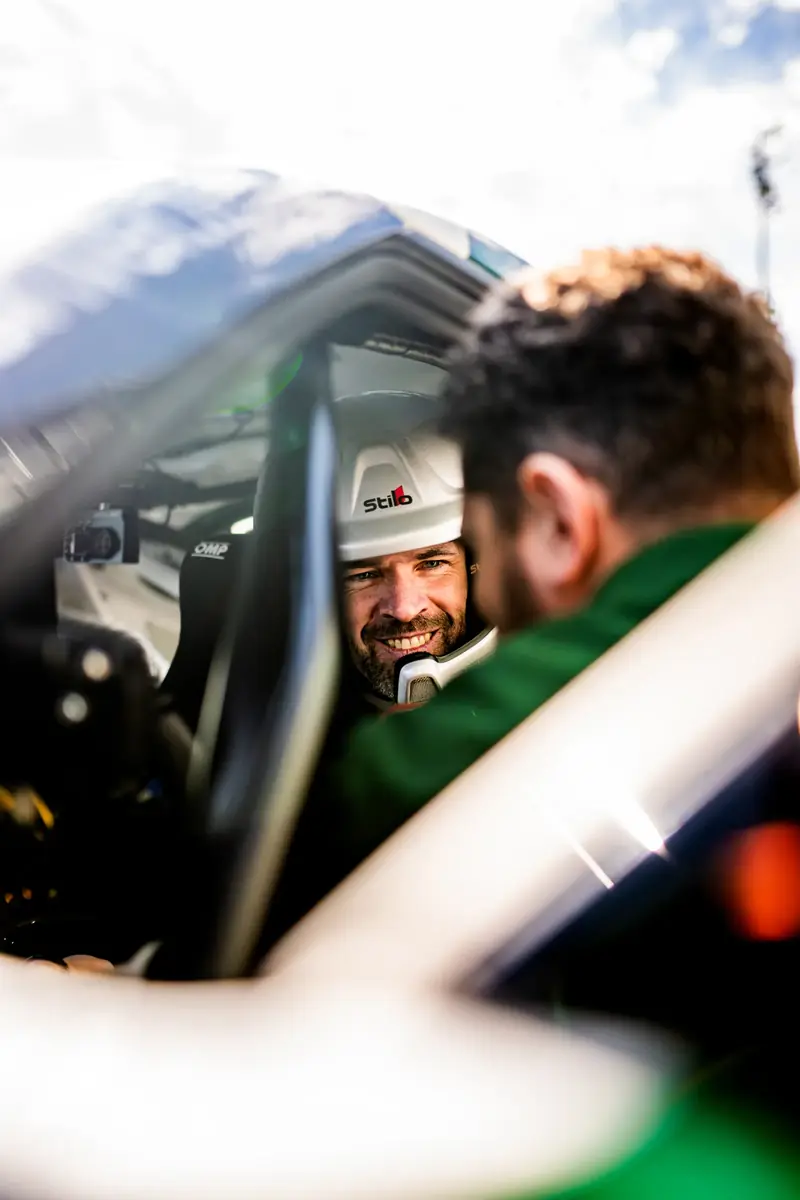 Un pilote sourit à son instructeur après une session