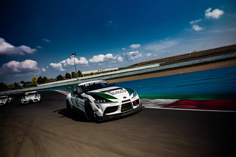 Toyota Supra GT4 Driver One en courbe sur le circuit de Magny-Cours
