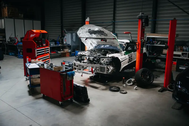 Toyota Supra GT4 en préparation dans l'atelier