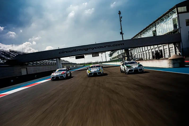 Voitures de course Driver One sur la ligne droite des stands de Magny-Cours